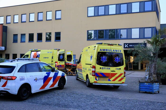 Jongedame valt van klimwand