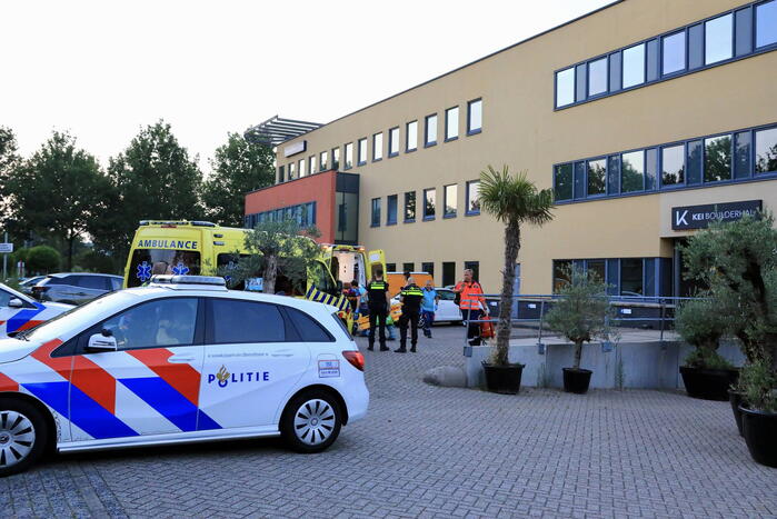 Jongedame valt van klimwand