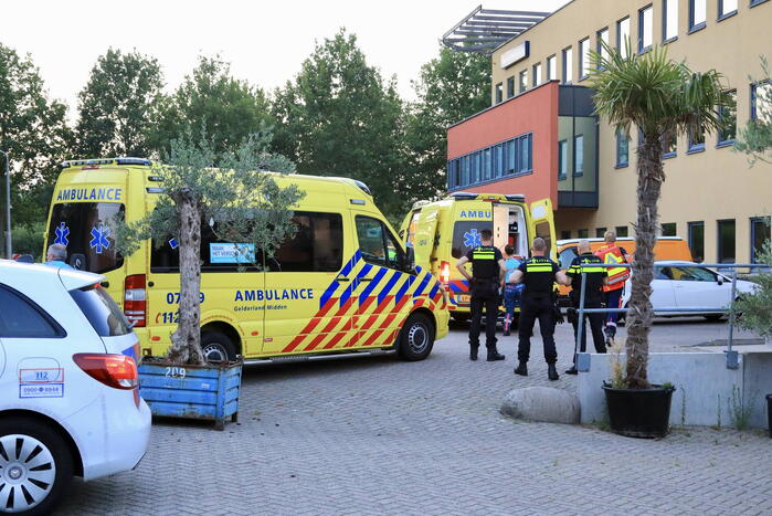 Jongedame valt van klimwand