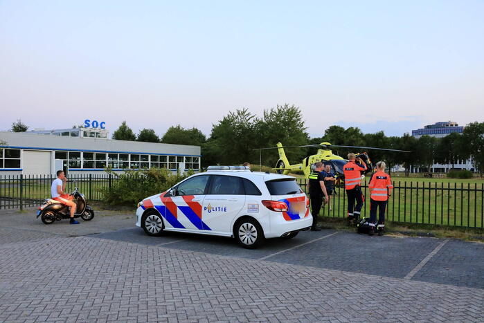 Jongedame valt van klimwand