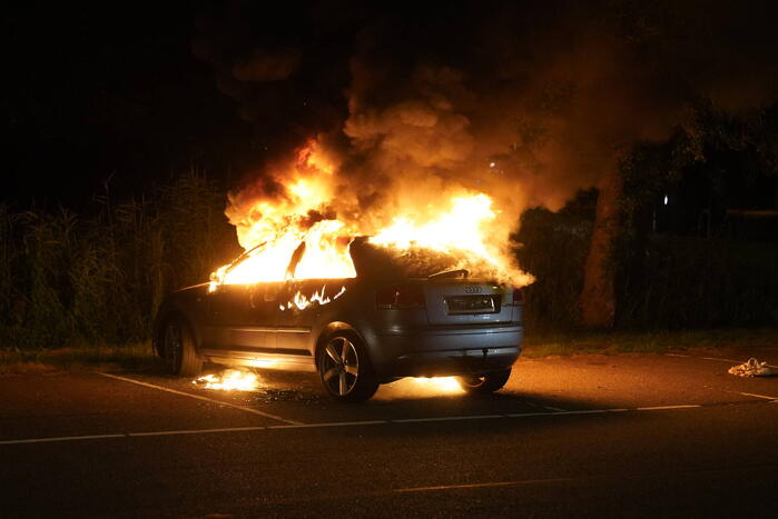 Auto volledig uitgebrand
