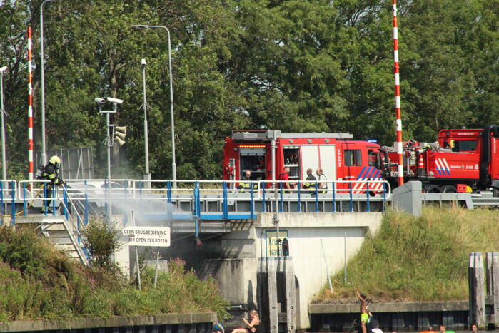 Brand naast Kruiswaterbrug geblust