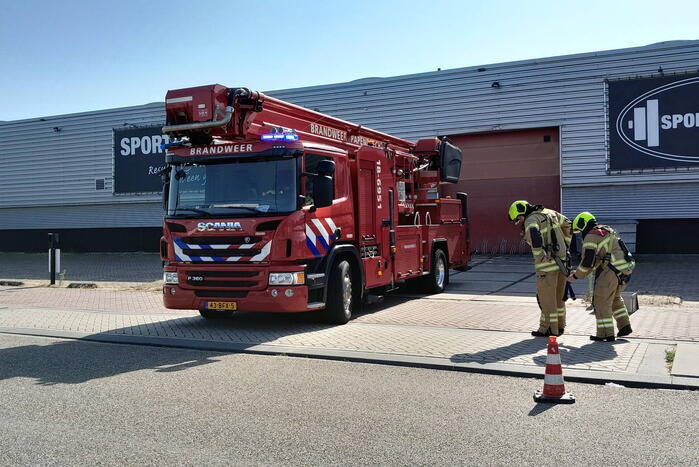 Brandweer doet onderzoek op dak sportschool Sportplaza na brand