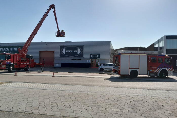 Brandweer doet onderzoek op dak sportschool Sportplaza na brand