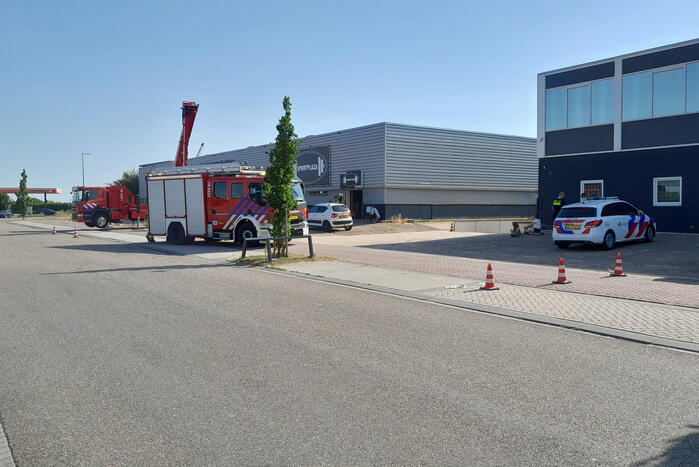 Brandweer doet onderzoek op dak sportschool Sportplaza na brand