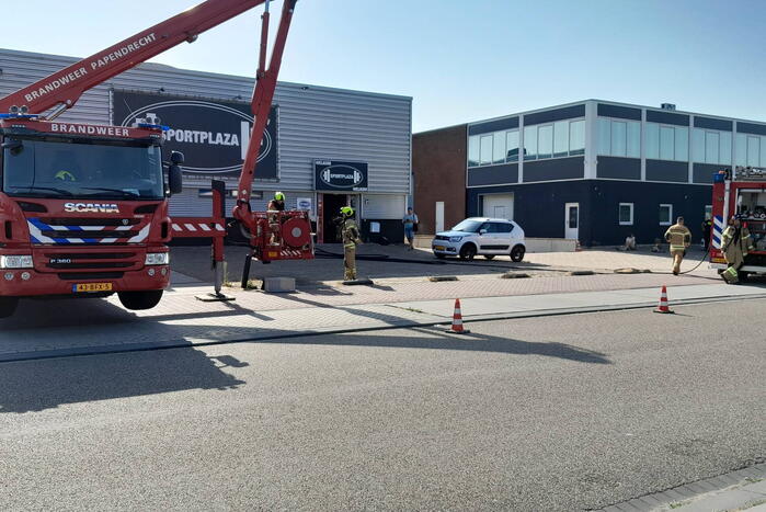 Brandweer doet onderzoek op dak sportschool Sportplaza na brand