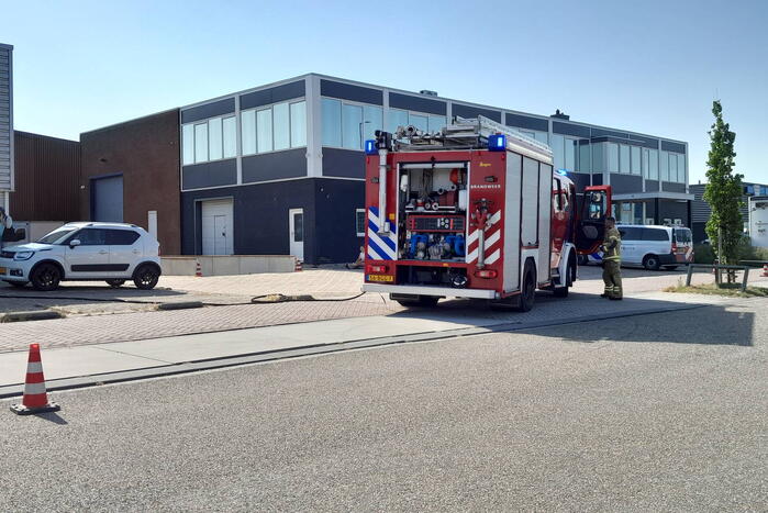 Brandweer doet onderzoek op dak sportschool Sportplaza na brand