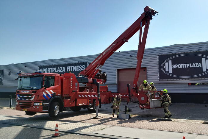 Brandweer doet onderzoek op dak sportschool Sportplaza na brand