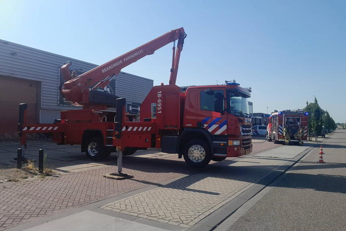 Brandweer doet onderzoek op dak sportschool Sportplaza na brand