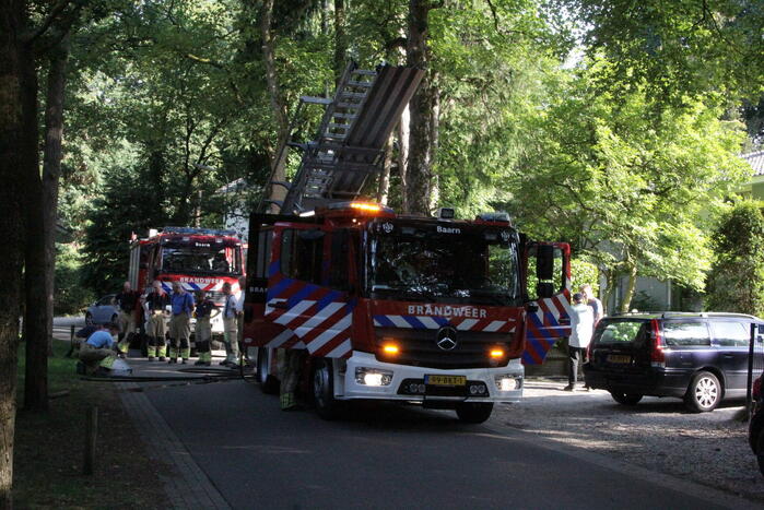 Schuur achter woning in brand