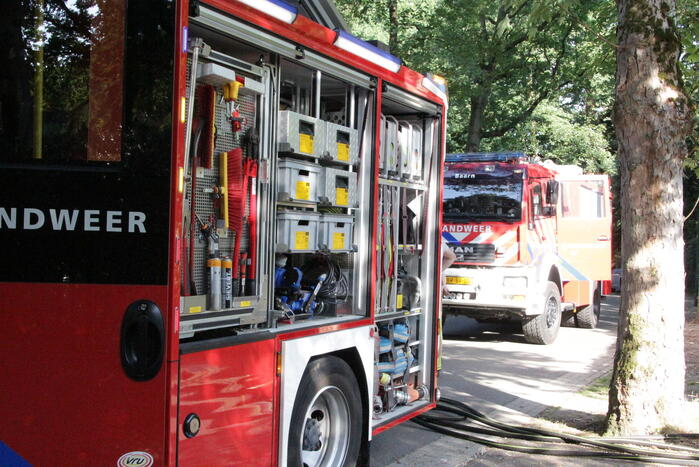 Schuur achter woning in brand