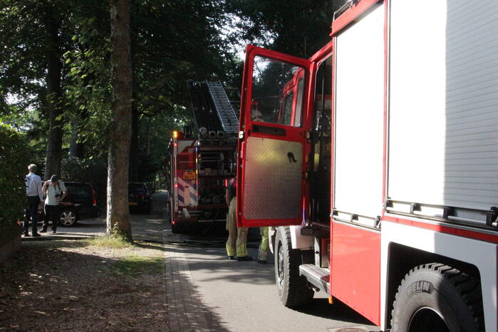 Schuur achter woning in brand