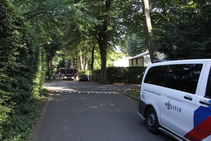 Schuur achter woning in brand