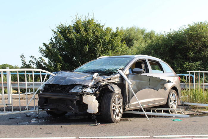 Ravage nadat auto door hekwerk heen boort