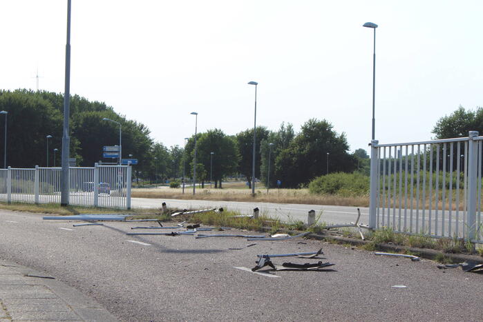 Ravage nadat auto door hekwerk heen boort
