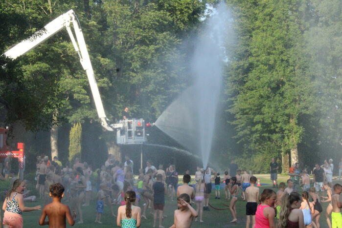 Brandweer helpt jeugd afkoelen