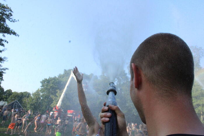 Brandweer helpt jeugd afkoelen