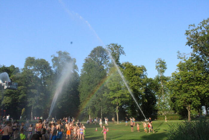 Brandweer helpt jeugd afkoelen