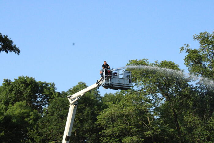 Brandweer helpt jeugd afkoelen