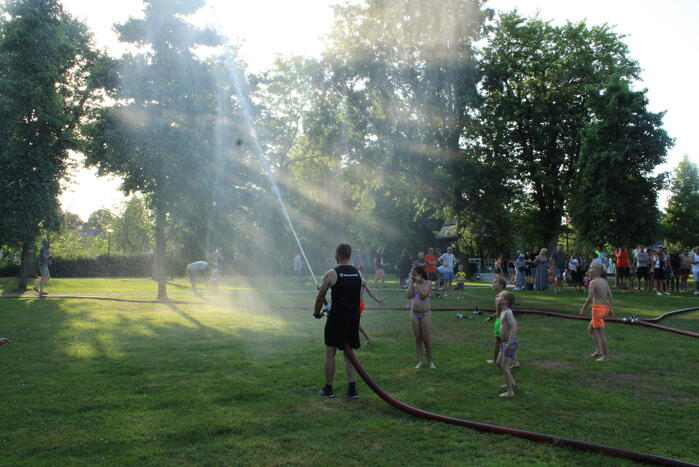 Brandweer helpt jeugd afkoelen