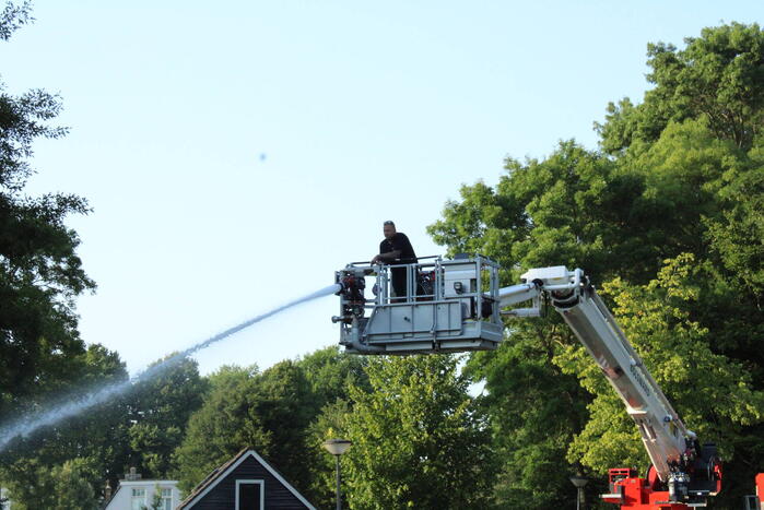 Brandweer helpt jeugd afkoelen