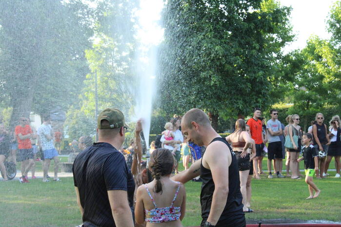 Brandweer helpt jeugd afkoelen