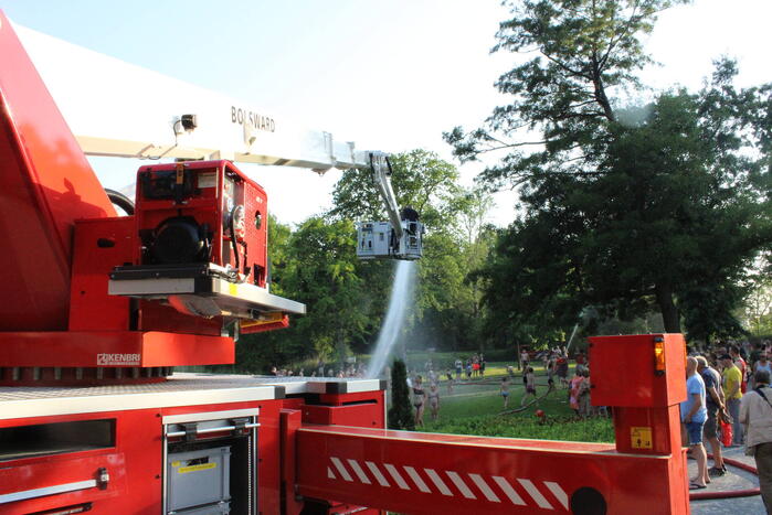 Brandweer helpt jeugd afkoelen