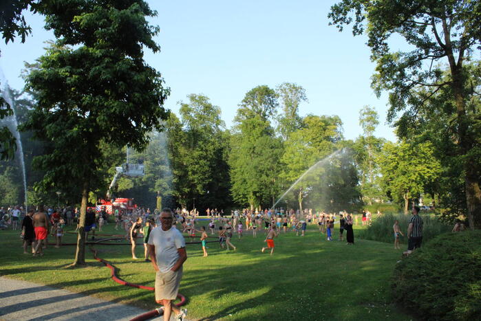 Brandweer helpt jeugd afkoelen
