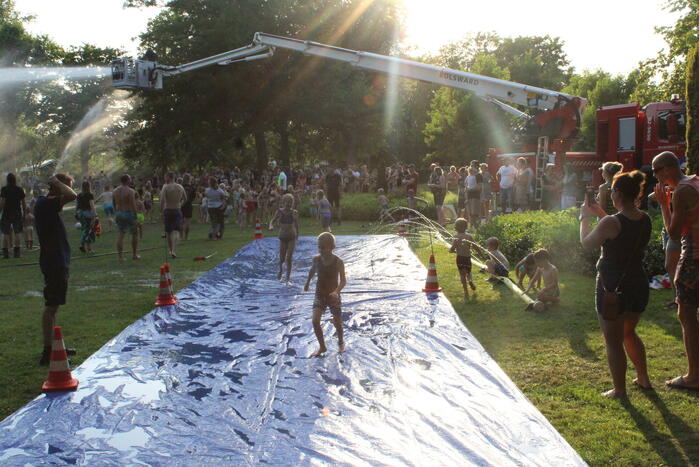 Brandweer helpt jeugd afkoelen