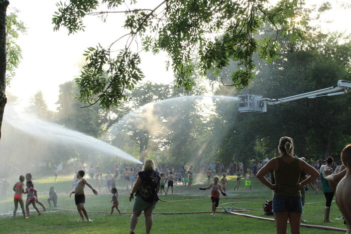 Brandweer helpt jeugd afkoelen