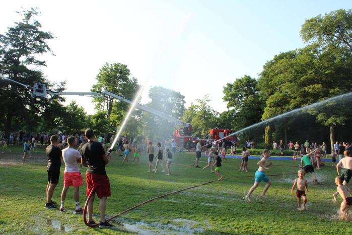 Brandweer helpt jeugd afkoelen