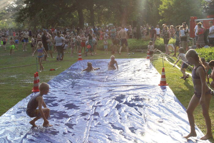Brandweer helpt jeugd afkoelen