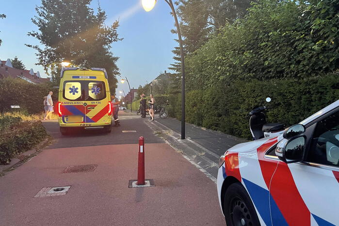 Scooterrijder en stepper botsen op kruising op fietspad