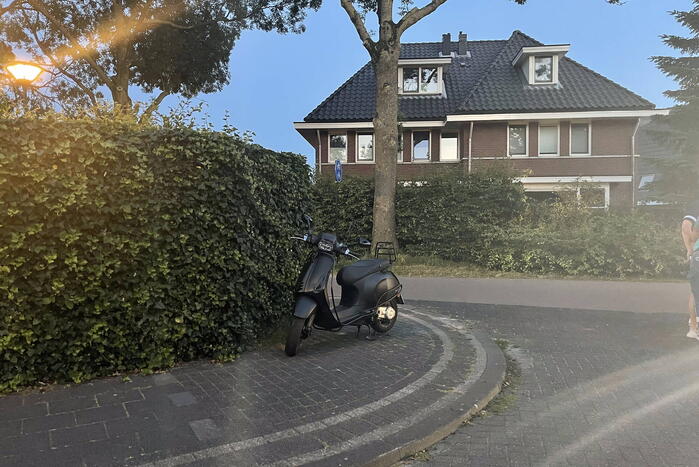 Scooterrijder en stepper botsen op kruising op fietspad