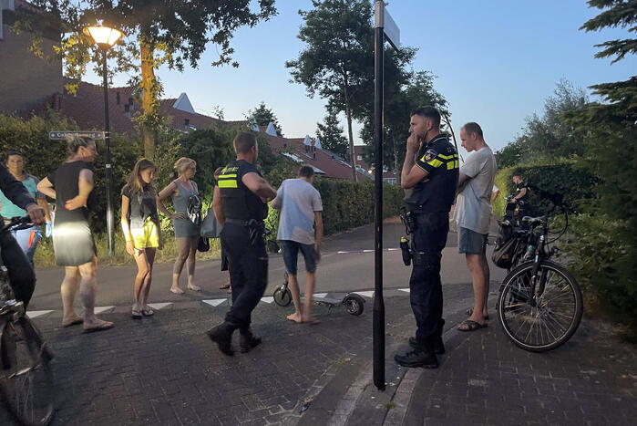 Scooterrijder en stepper botsen op kruising op fietspad
