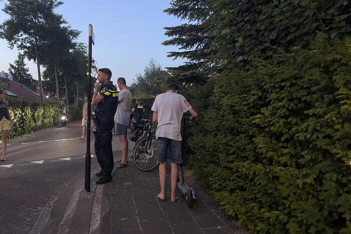 Scooterrijder en stepper botsen op kruising op fietspad