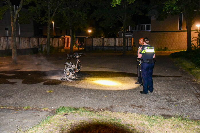 Agenten blussen scooter scooterbrand
