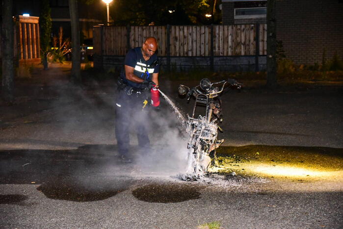 Agenten blussen scooter scooterbrand