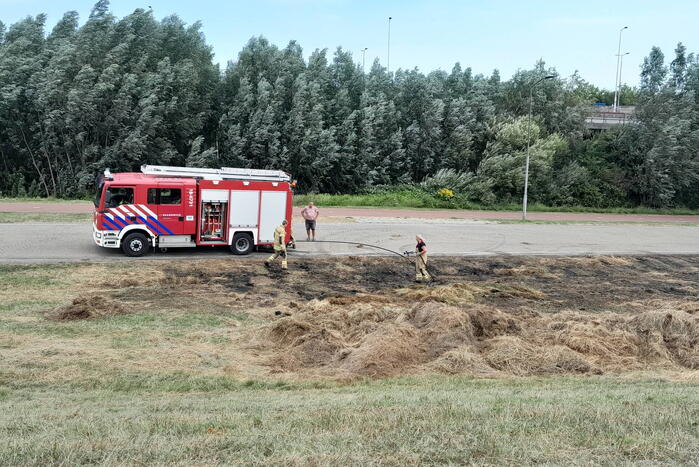 Brandweer blust opnieuw brand in hooibalen