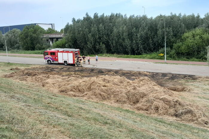 Brandweer blust opnieuw brand in hooibalen