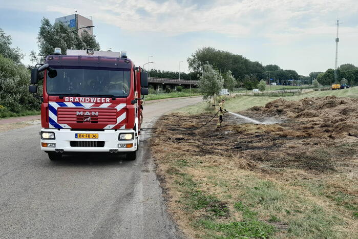 Brandweer blust opnieuw brand in hooibalen