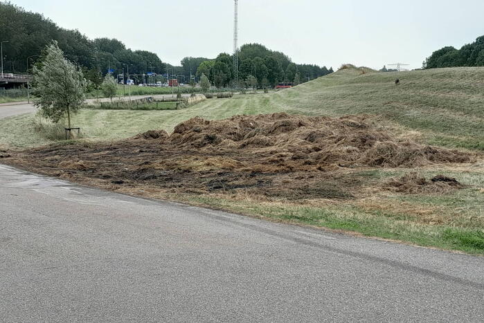 Brandweer blust opnieuw brand in hooibalen