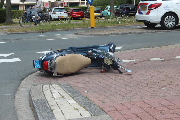 Vrouw op scooter gewond bij botsing met auto
