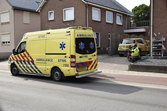 Oudere komt ten val met scootmobiel