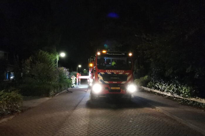 Brand in dak van woning