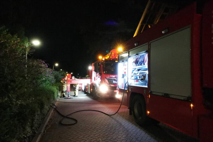 Brand in dak van woning