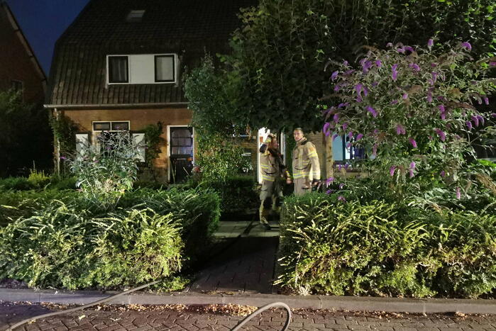 Brand in dak van woning