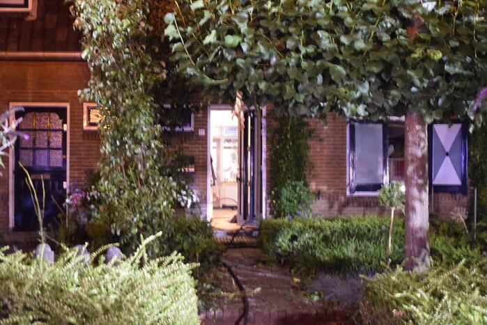 Brand in dak van woning