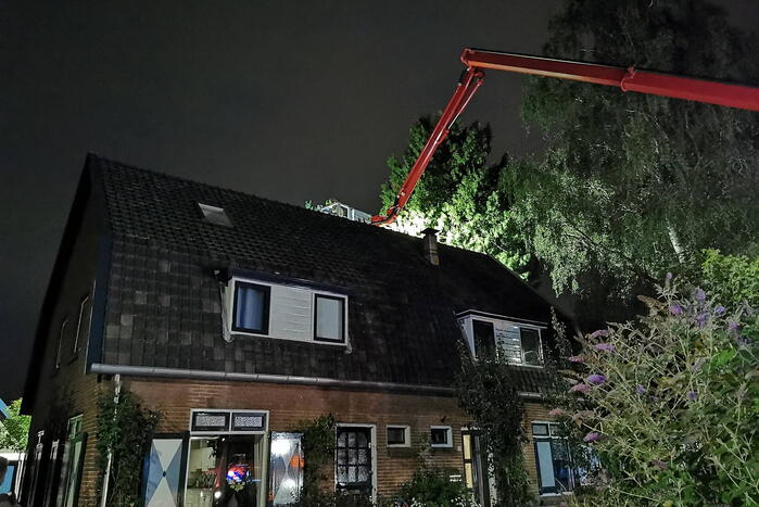 Brand in dak van woning