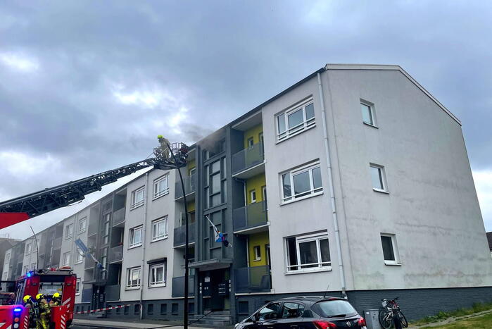 Flinke rookwolken bij brand in appartement